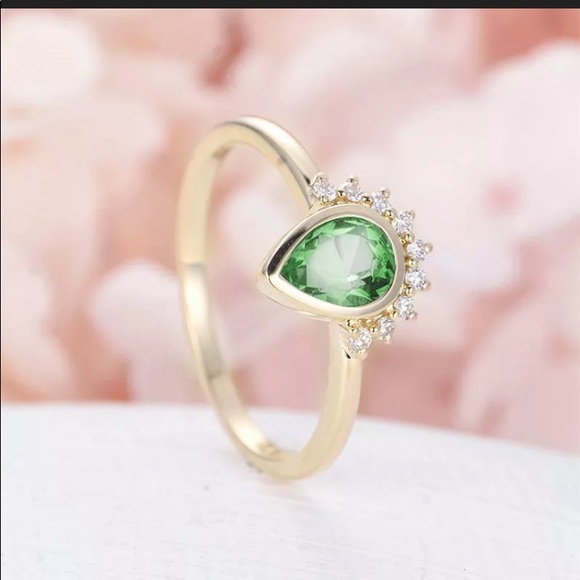 18k Gold Emerald & White Sapphire Accent Ring - Picture 3 of 6